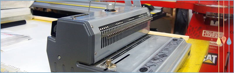 Переплетает блокнотики, календарики и книжульки металлической пружинкой